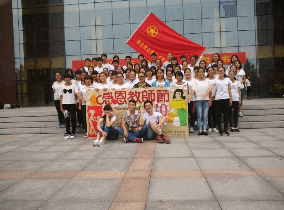  大二成员与新成员一起合影留念