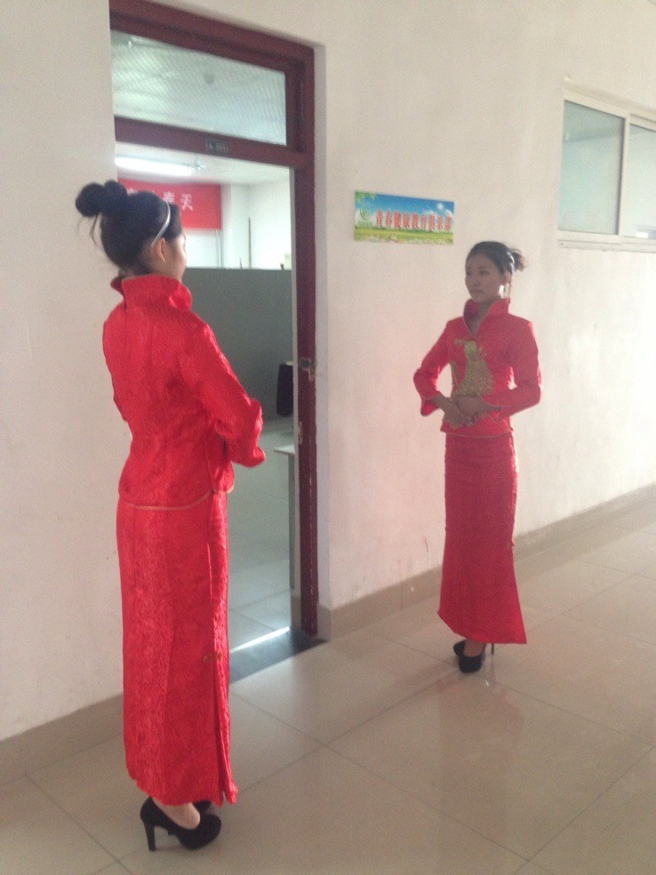 接待中的权益部礼仪队的成员们