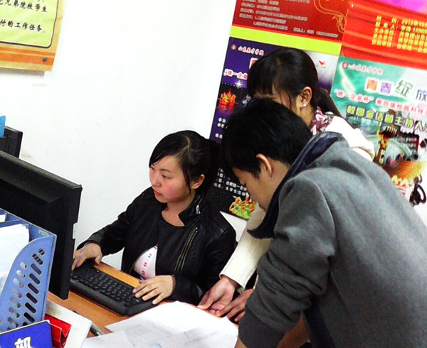 秘书处成员认真讨论